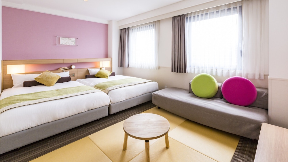 FAMILY, TWIN BEDS