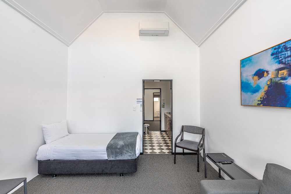 BURWOOD MANOR MOTEL 20/50