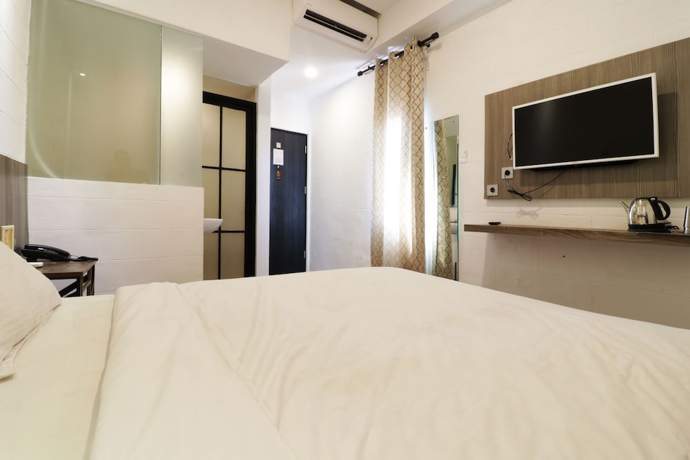 Hotel Sanrina Makassar 24/70