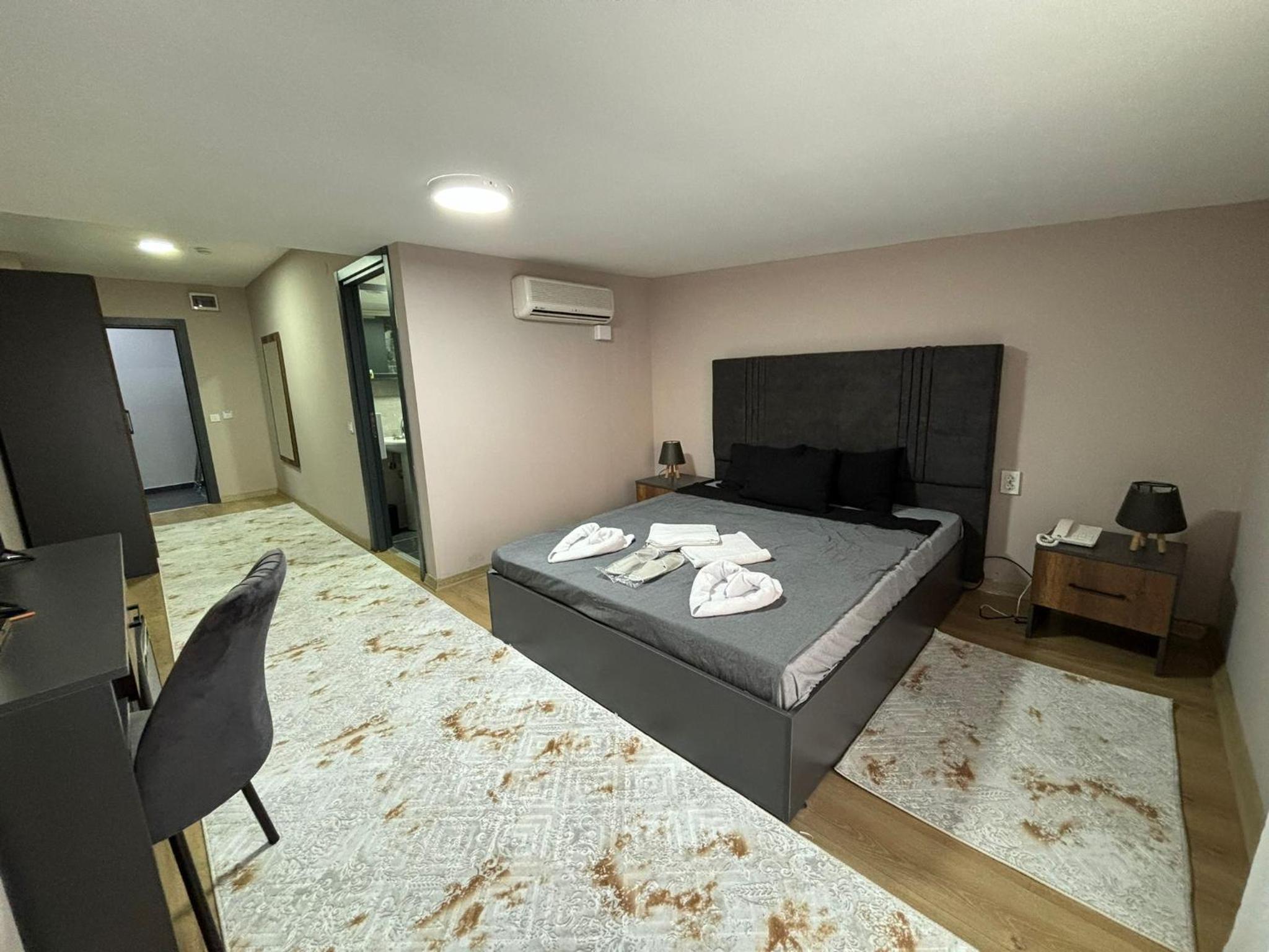 Budget, Double Bed, Side Mira Palace 7/10