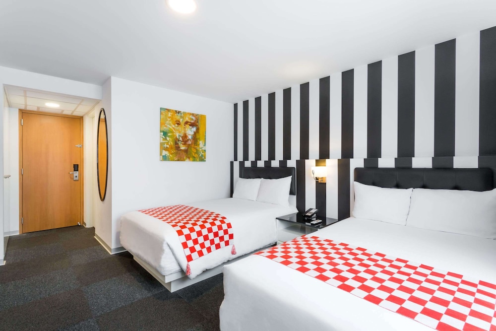 ROOM, TWIN BEDS