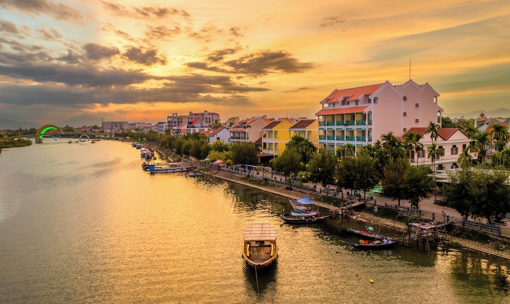 Lantana Riverside Hoi An Boutique Hotel Spa 55/60