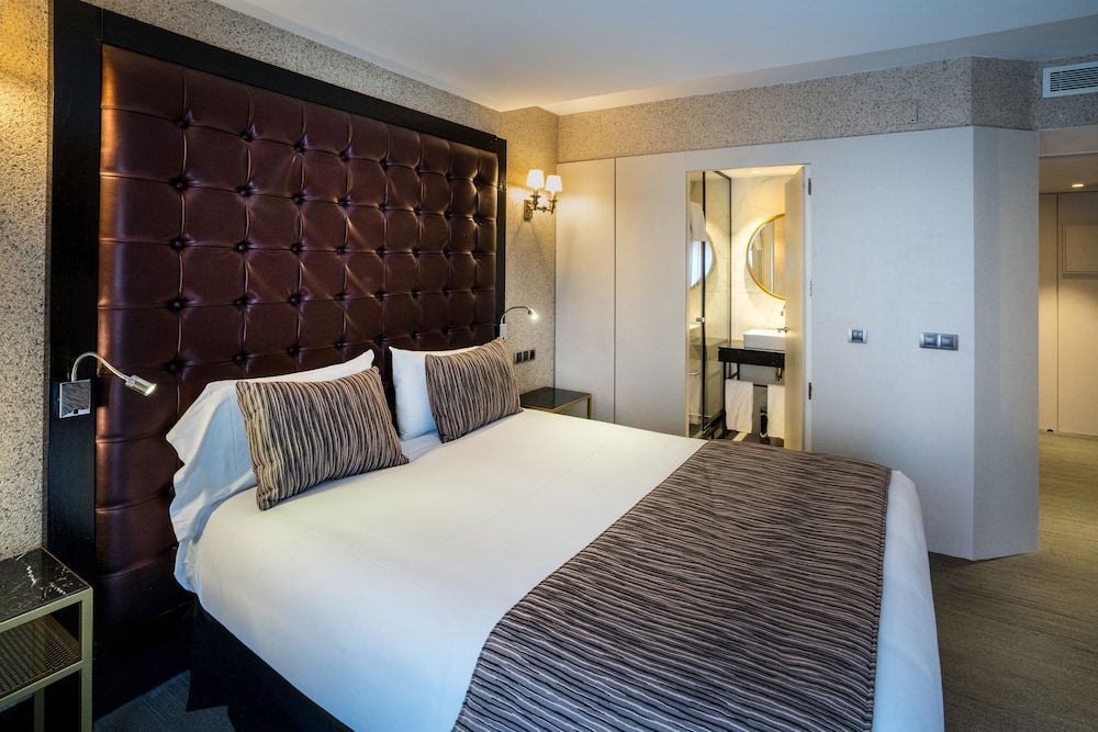 DELUXE, DOUBLE BED