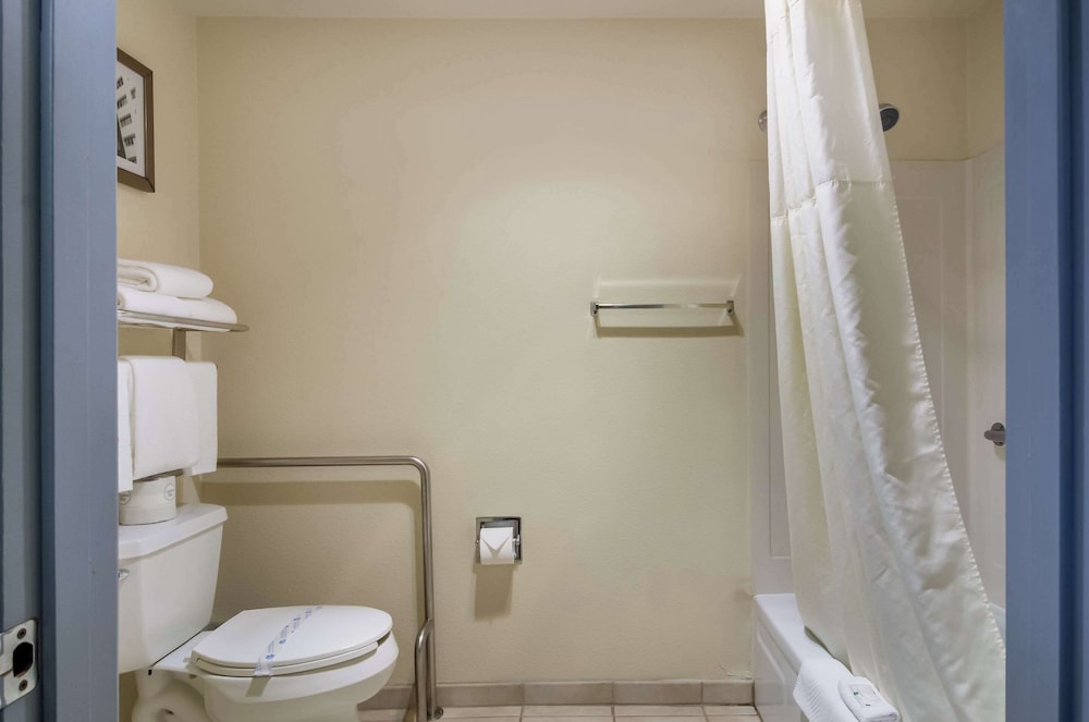 غرفة بسرير كوين لذوي الإعاقة، Quality Inn & Suites Silverdale Bangor-Keyport 7/8