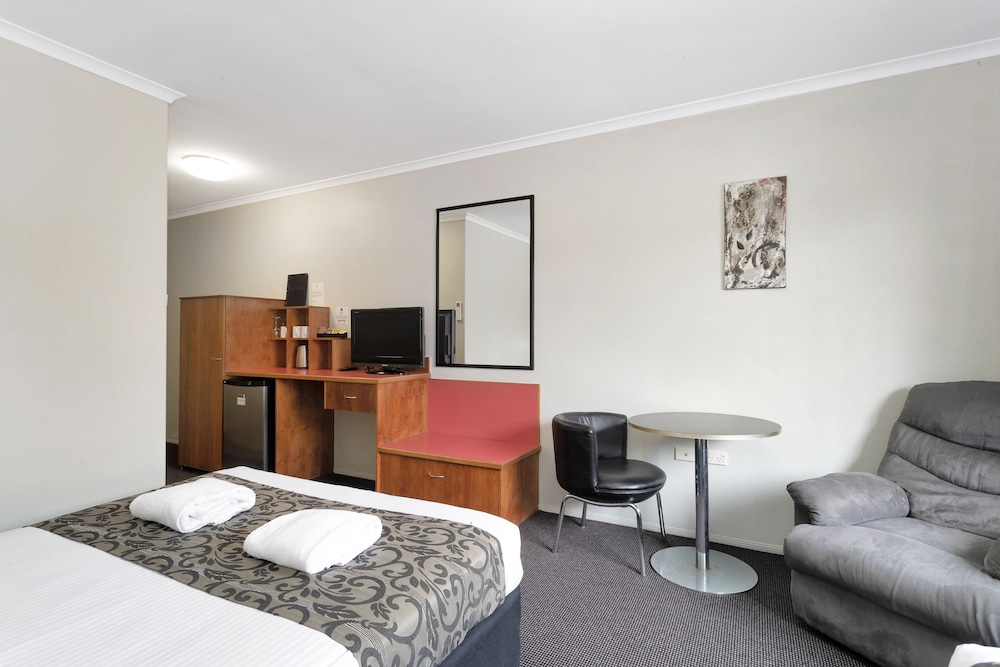 MACKAY RESORT MOTEL 41/65