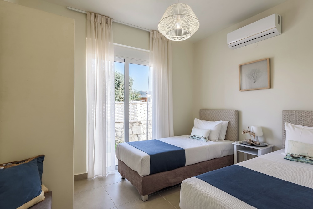Azure Beach Seafront Villas 17/56