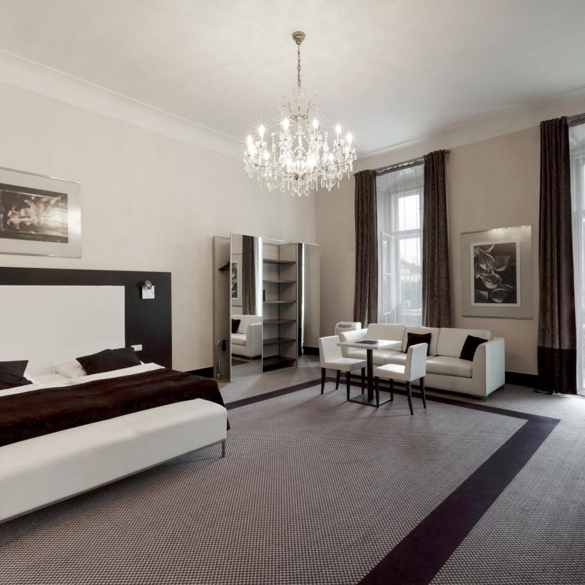 جناح تنفيذي بشرفة، Old Town Square Residence by Emblem 4/6