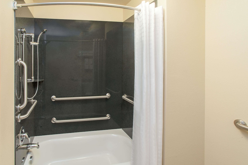 Baymont by Wyndham Grand Forks 18/43