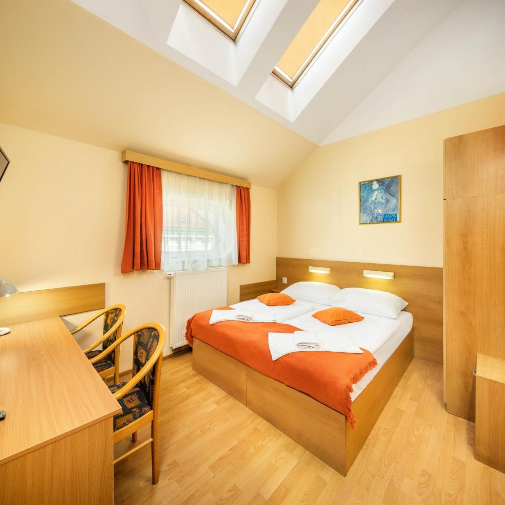 2 Bedrooms, Apartment