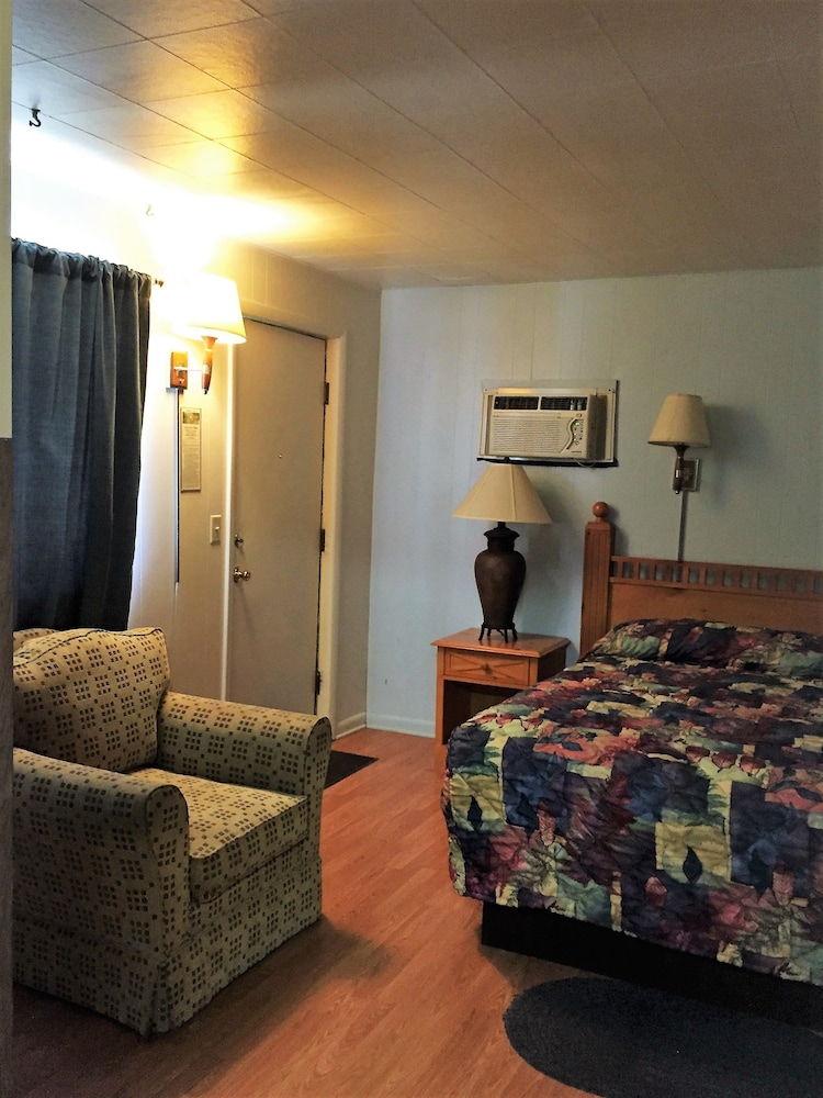 Z Bar Cabins and Motel 24/43