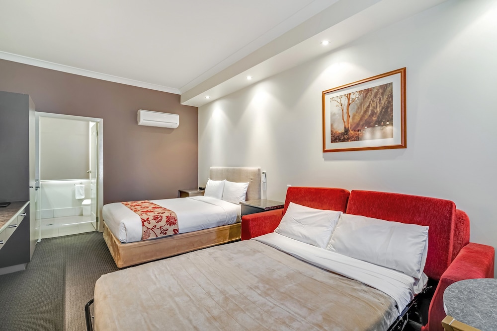 Prince of Wales Motor Inn 13/64