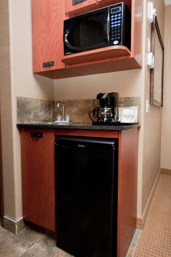 Days Inn & Suites By Wyndham Strathmore 26/29