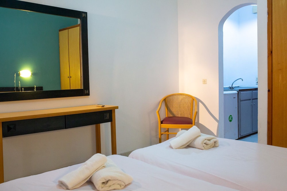 Wilde Rose Hotel 12/59
