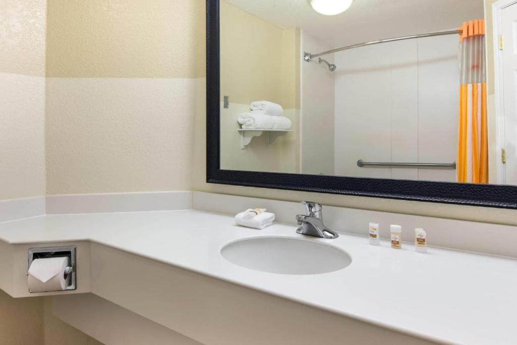 غرفة ديلوكس بسريرين مزدوجين، La Quinta Inn and Suites by Wyndham Greenville Haywood 3/4