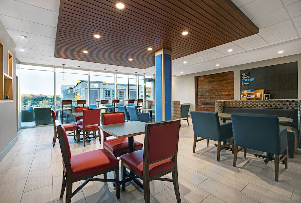 Holiday Inn Express & Suites Milwaukee - Brookfield 48/59