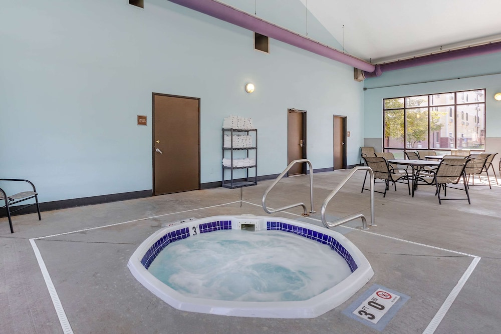 Econo Lodge Inn & Suites Des Moines Fairgrounds Area 33/37