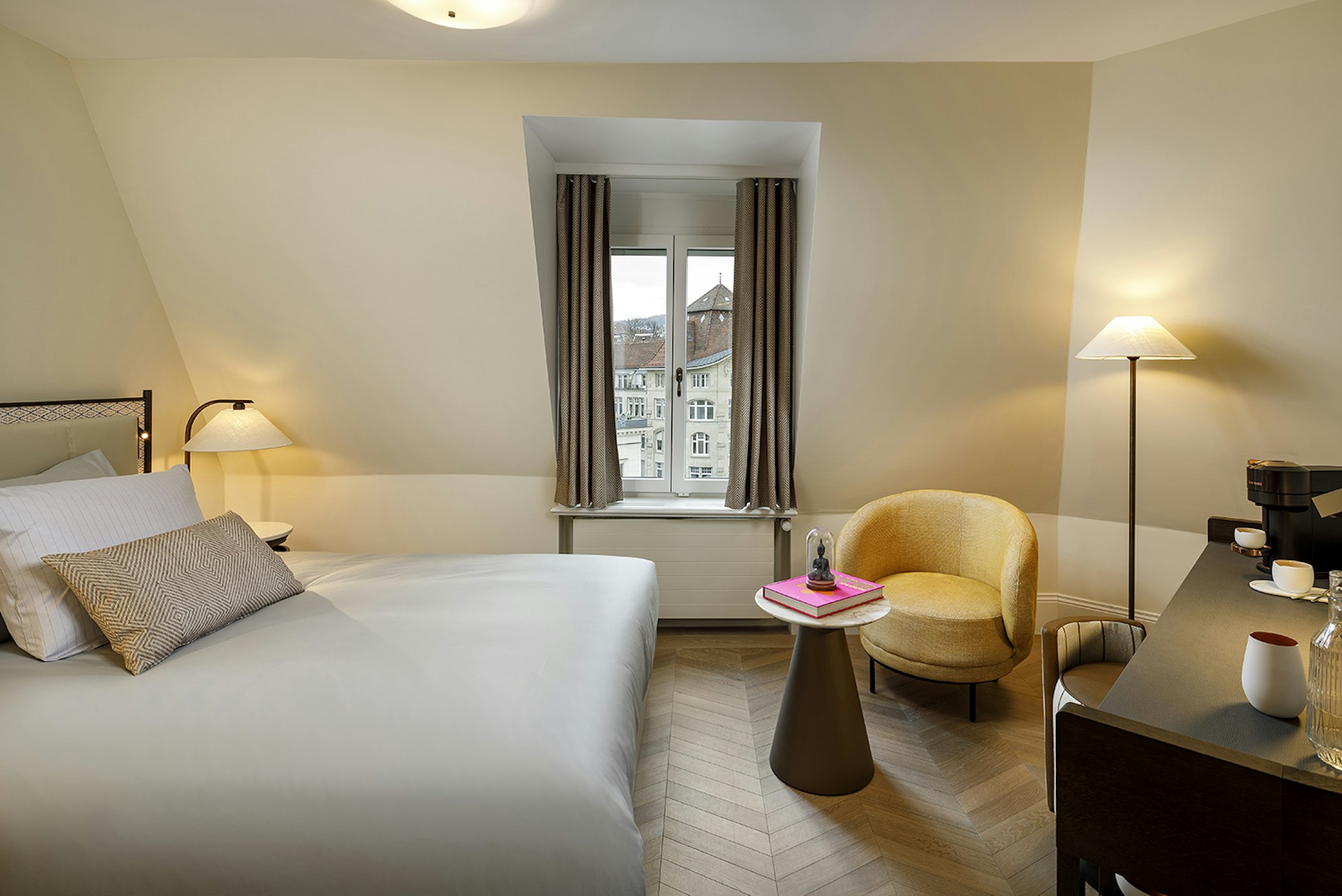 Ambassador, Queen Bed