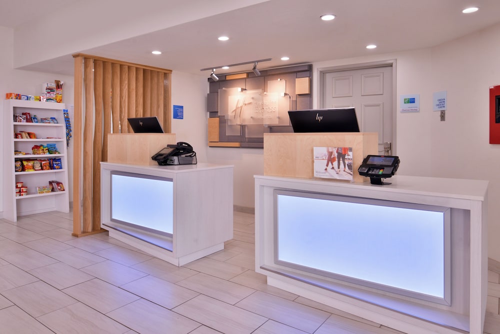 Holiday Inn Express Hotel And Suites Farmington Bloomfield 11/69