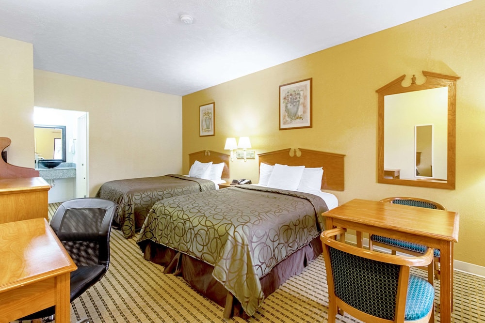 Quality Inn & Suites Dickson TN 28/46