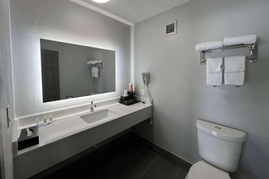 غرفة بسريرين كوين للمدخنين، Quality Inn Kinder, LA 9/10
