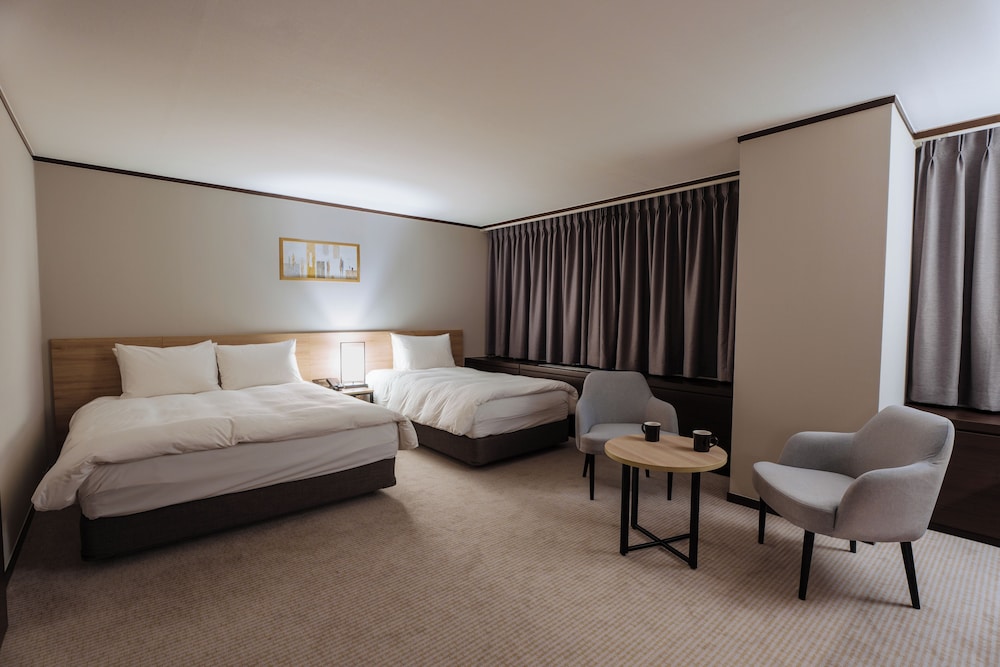 SUITE, TWIN BEDS