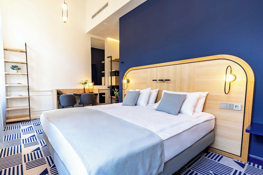 DELUXE, DOUBLE BED
