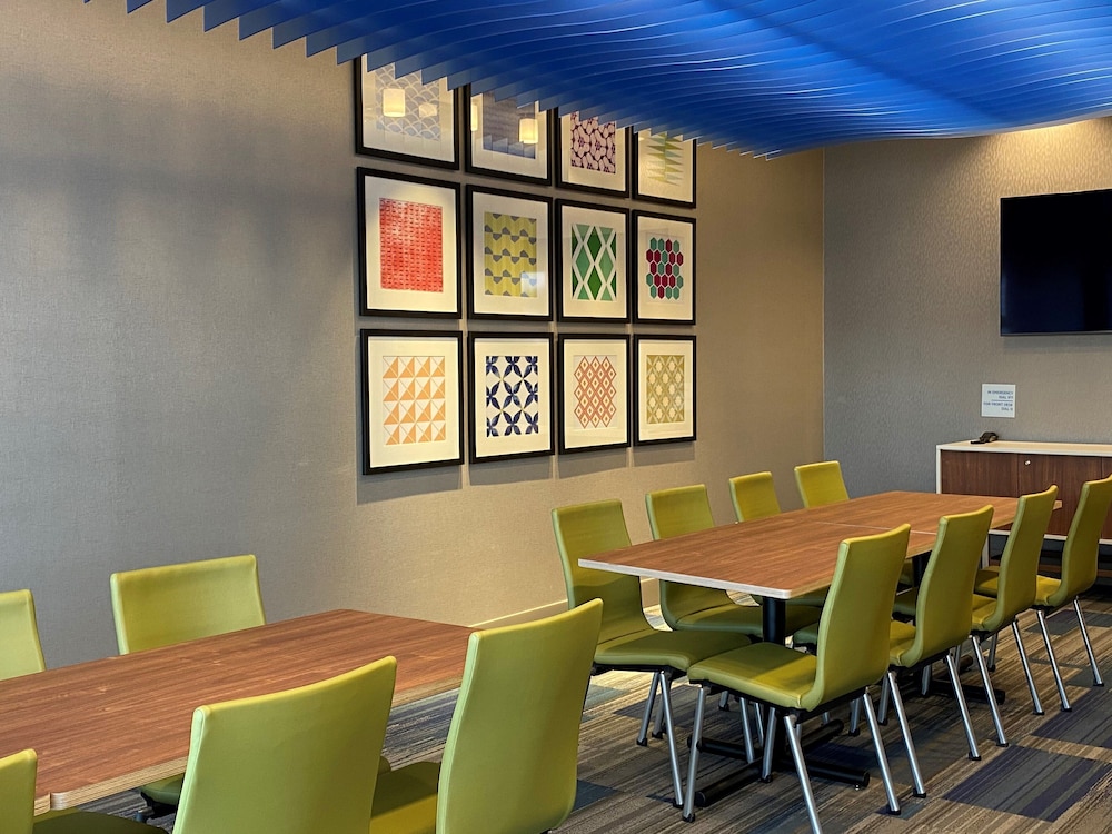 Holiday Inn Express Suites Aurora 65/77
