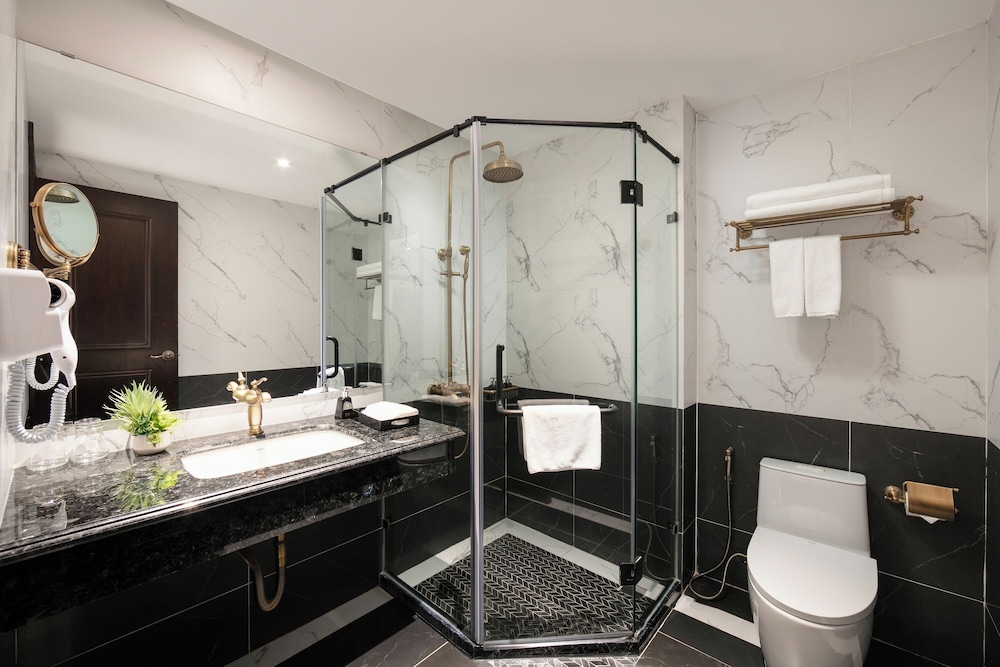 MAY DE VILLE Crown Hotel 45/46