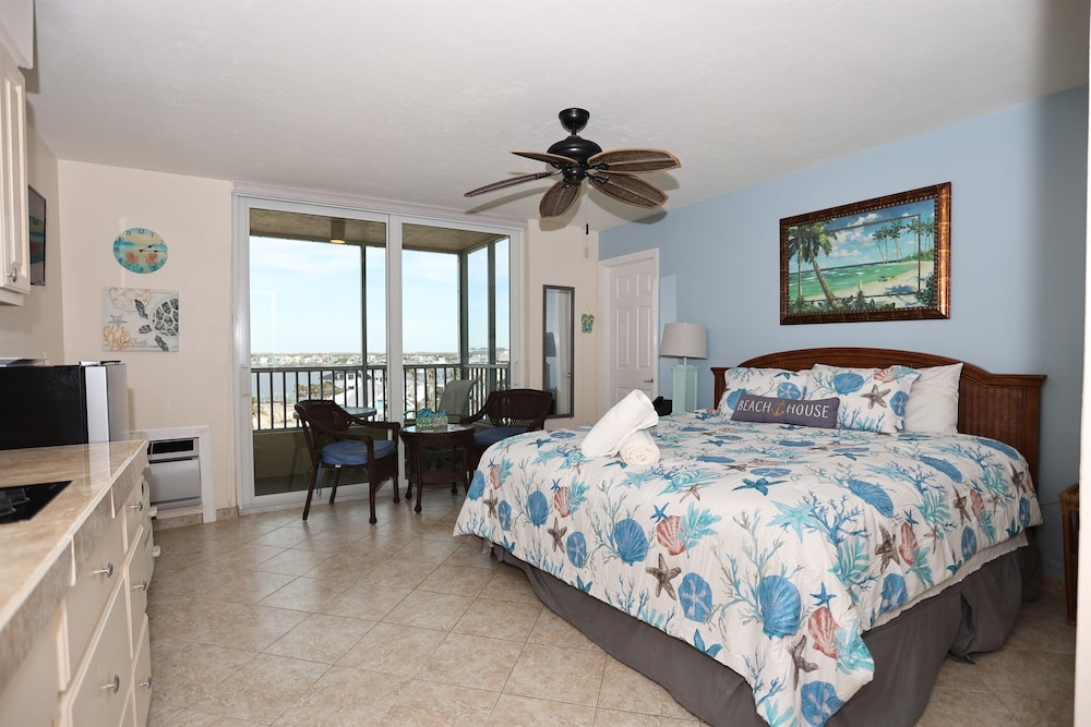 Junior, Studio, King Bed, Bay View