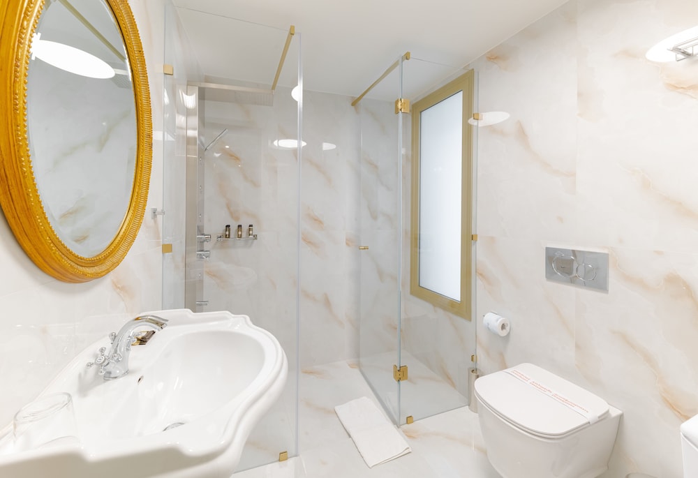Castellano Hotel & Suites 60/63