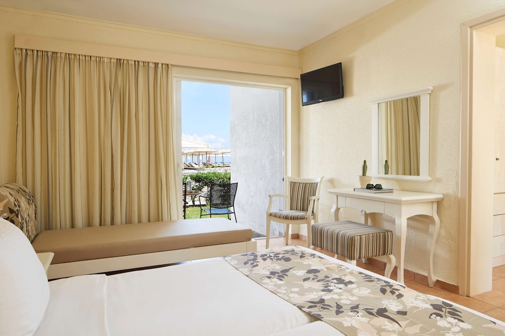 بنغل بسريرين منفصلين بإطلالة على الحديقة مع أريكة، Civitel Creta Beach 7/8
