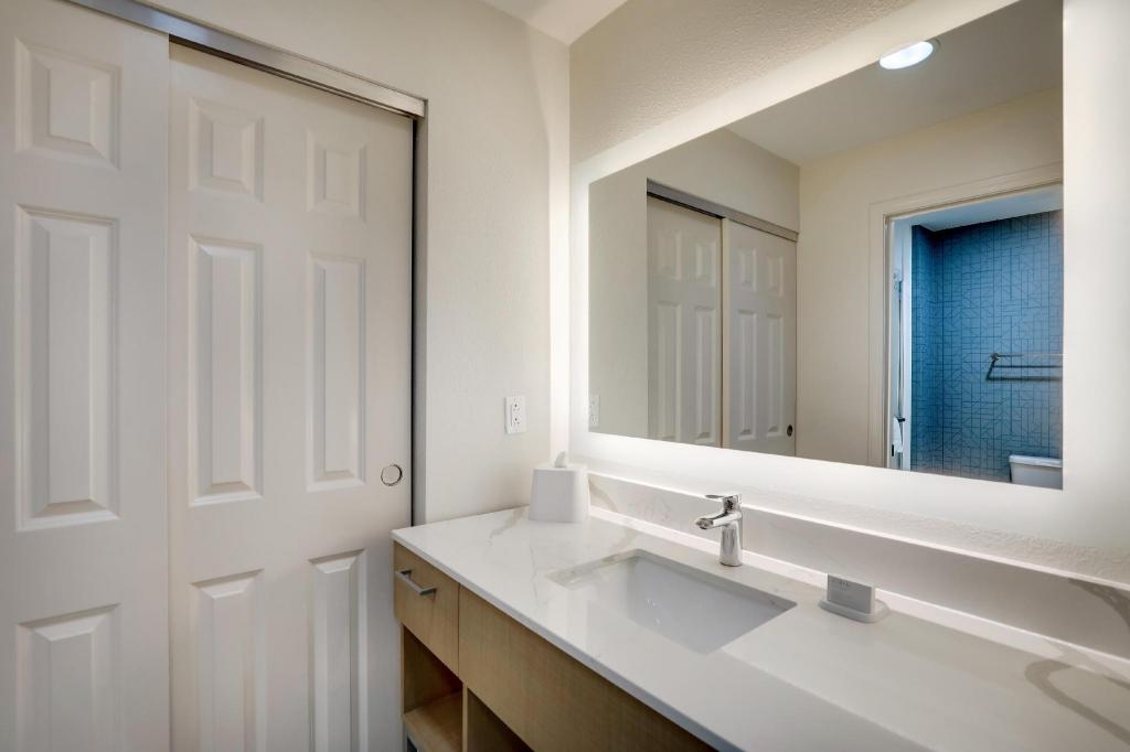 2 Bedrooms, Suite, 2 King Beds, 2 Bathrooms, Accessible