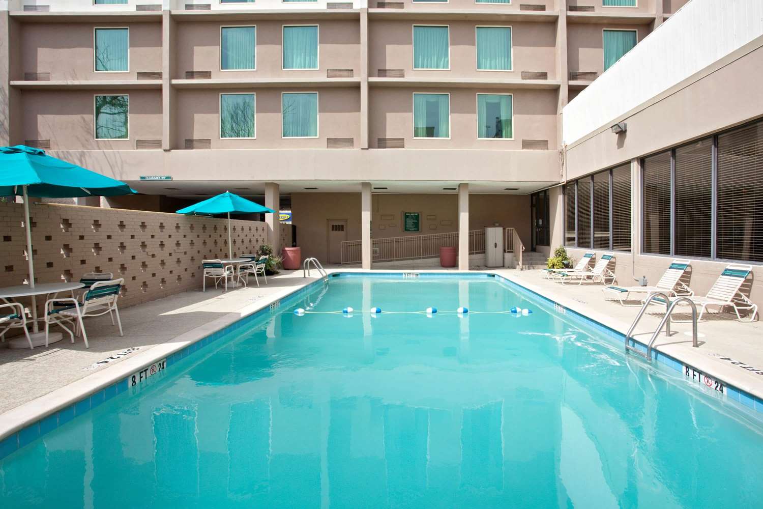 La Quinta Inn & Suites by Wyndham Downtown Conference Center 24/33