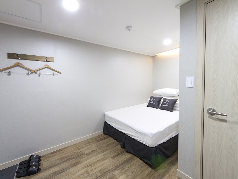 ECONOMY, DOUBLE BED, NO WINDOW
