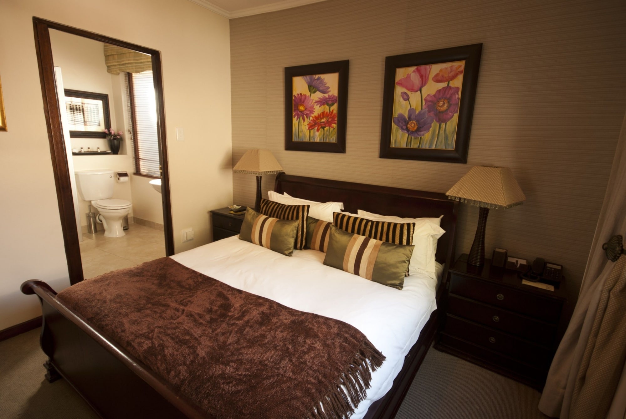 غرفة فاخرة بسرير مزدوج