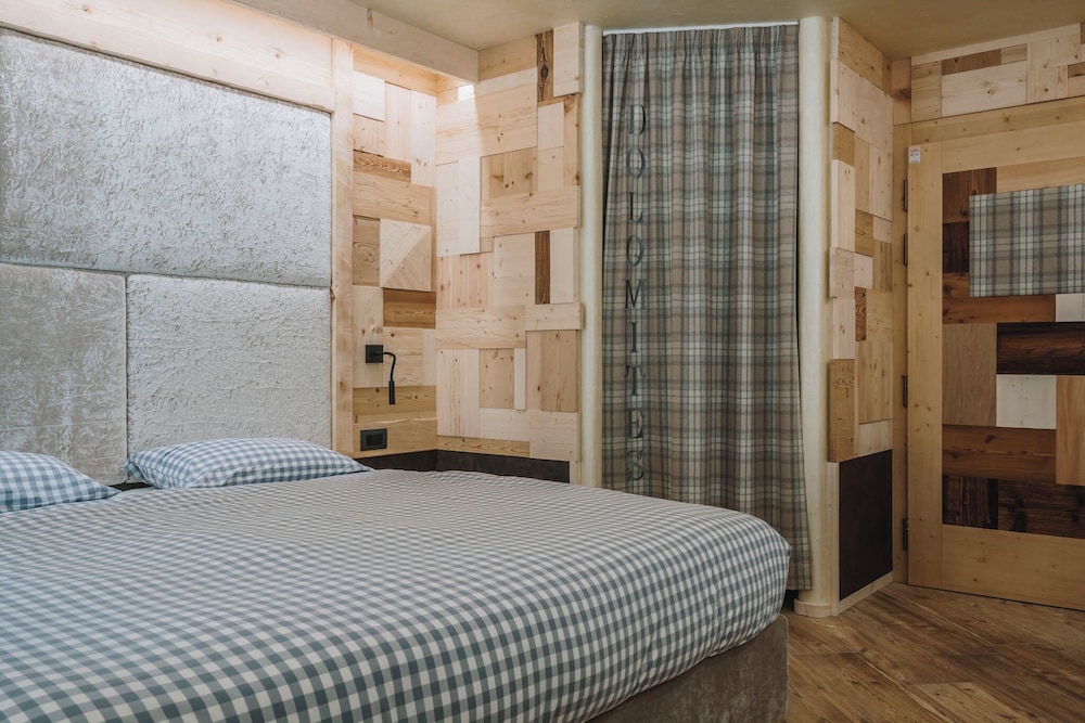غرفة بسريرين منفصلين بإطلالة على الجبل، HOTEL CHALET PINETA 8/10