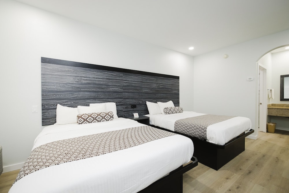 Sapphire Inn & Suites- Deer Park 10/36