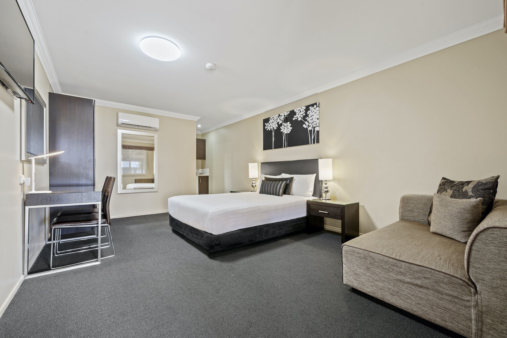 EXECUTIVE, QUEEN BED