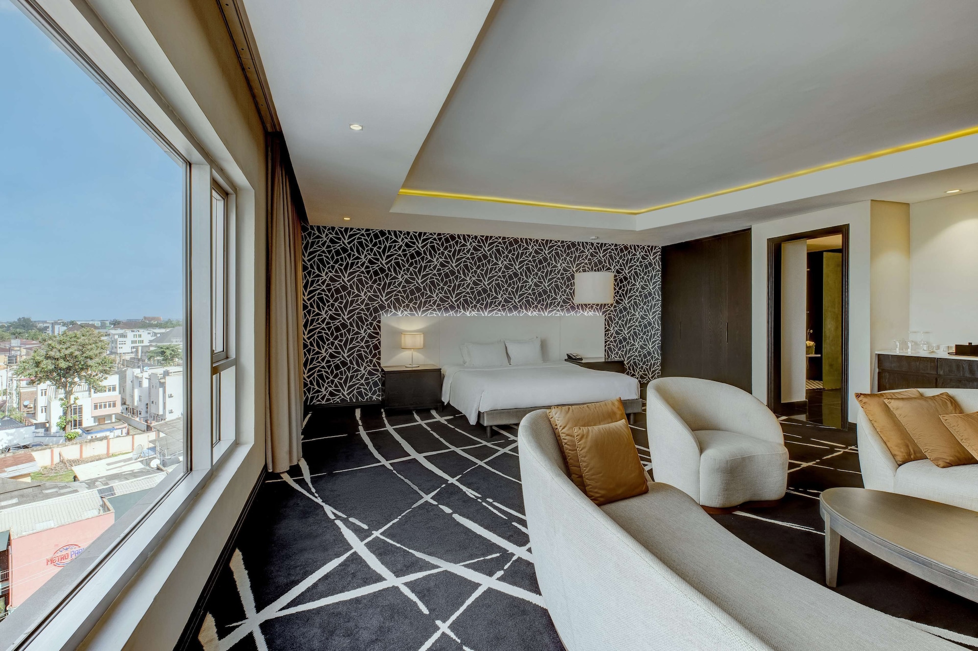 Junior Suite, King Bed, Lounge Access, Radisson Blu Lagos Ikeja 2/5
