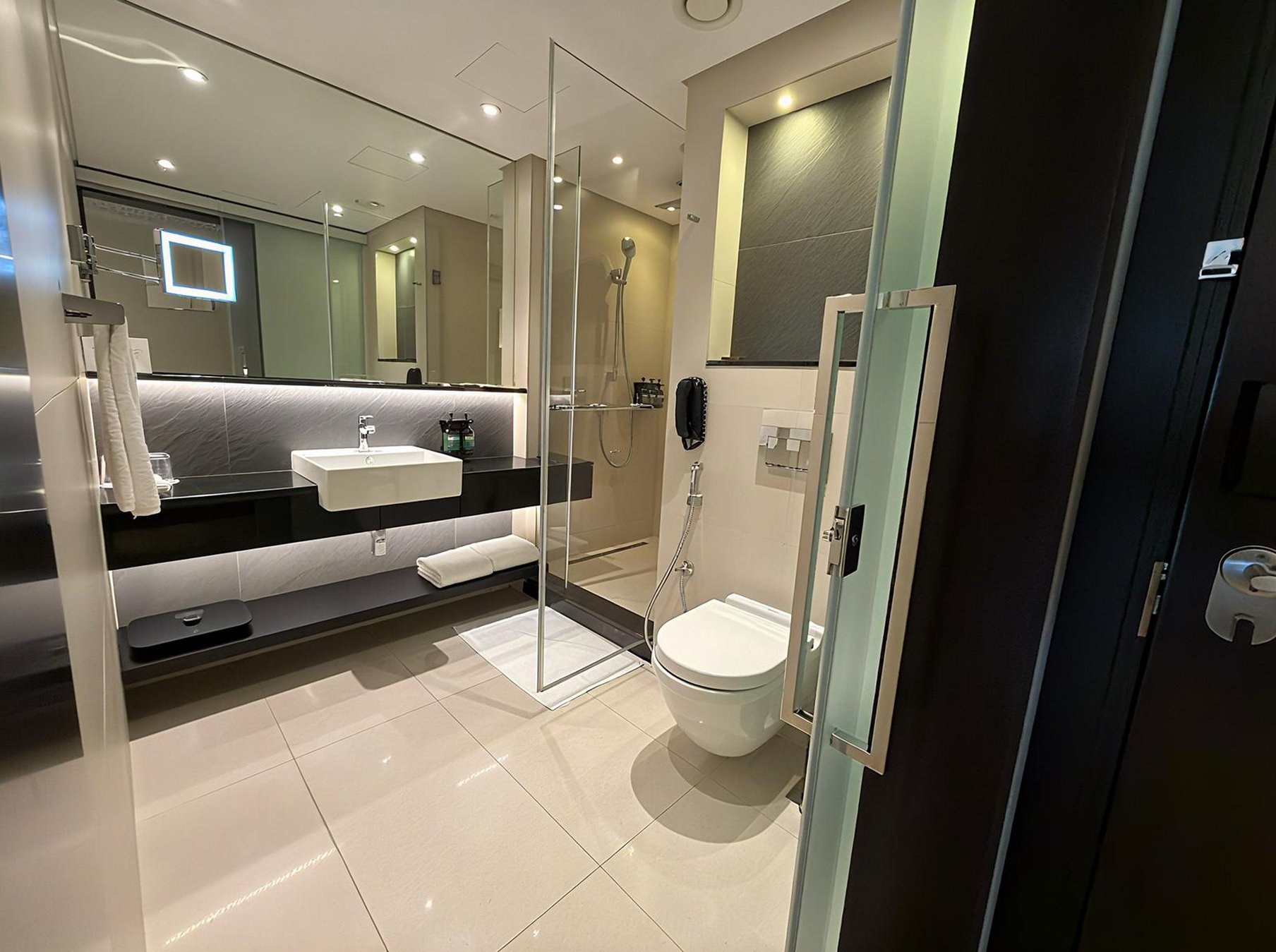 غرفة ديلوكس بسريرين منفصلين، Crowne Plaza Bahrain 7/8