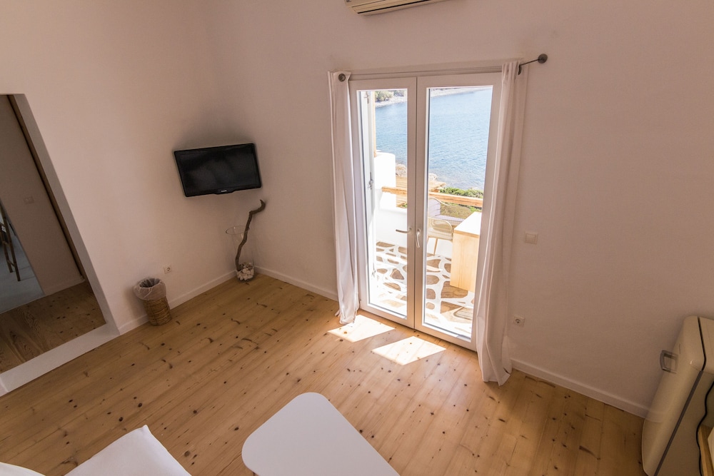 SALT SUITES & EXECUTIVE ROOMS 38/56
