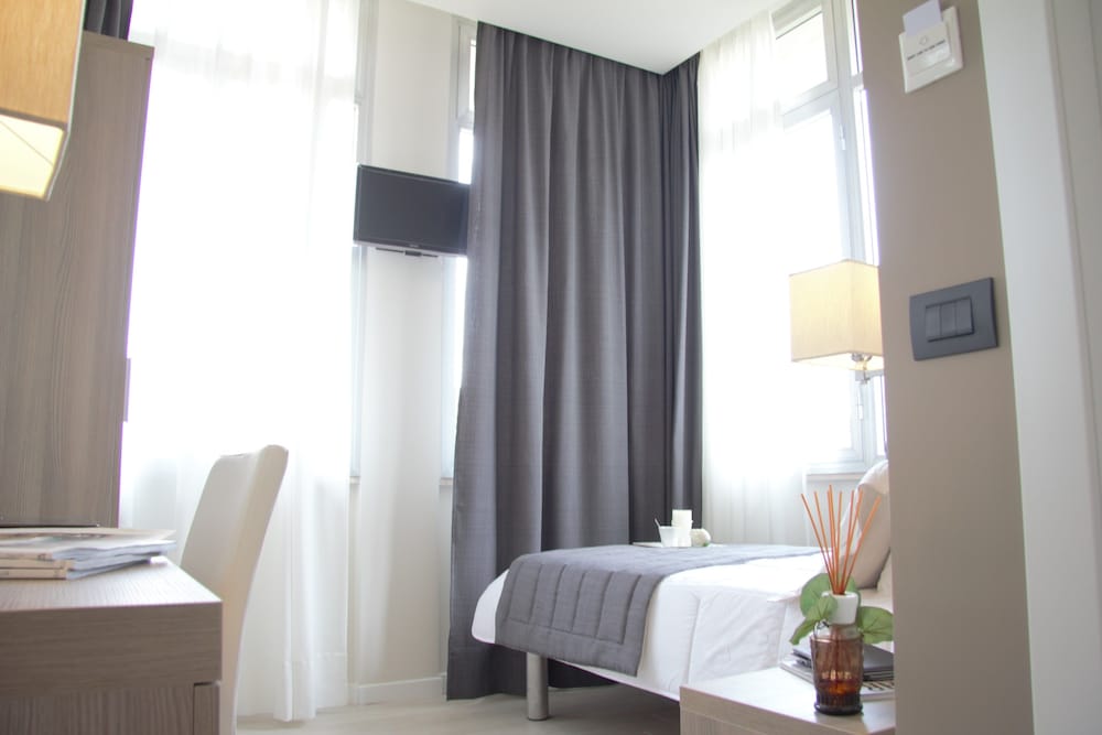 ROOM, SINGLE