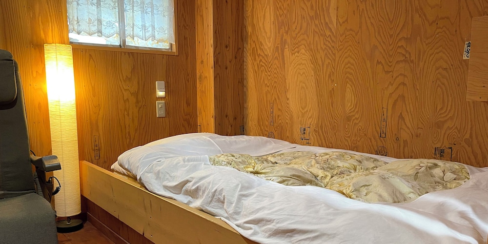 ROOM, SINGLE