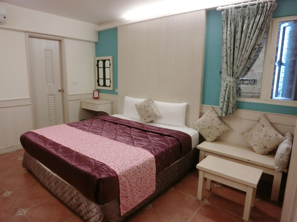 TOWER, DOUBLE BED, NO WINDOW
