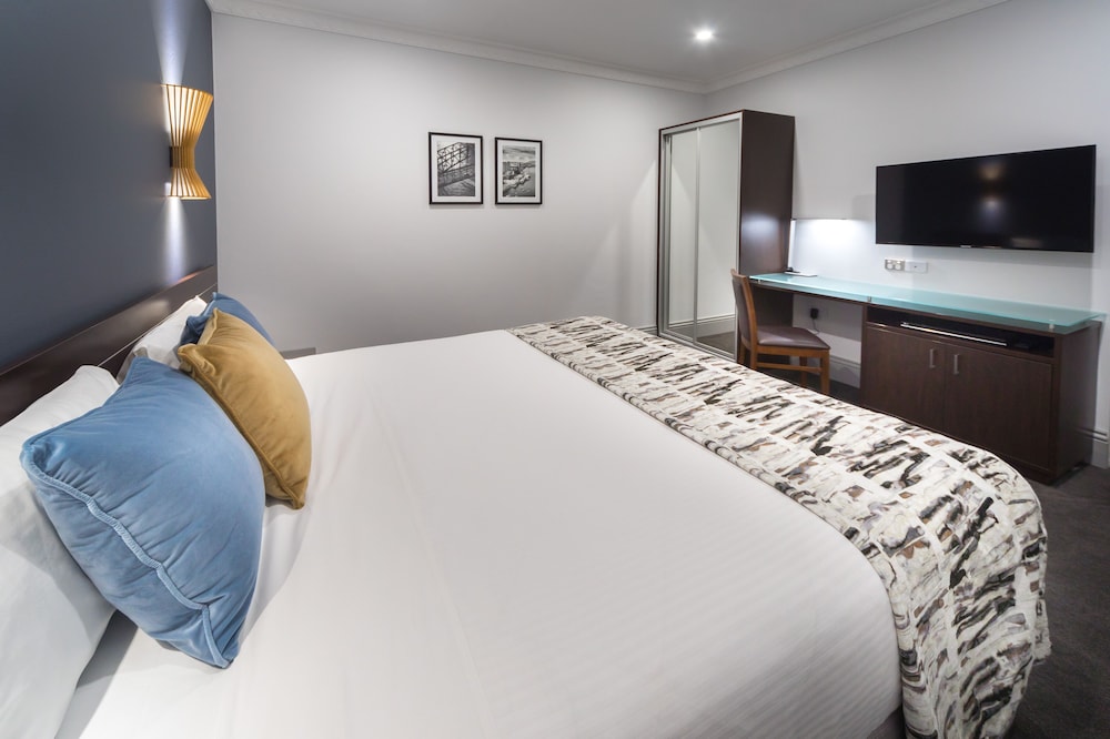 HYDE PARK INN 16/50