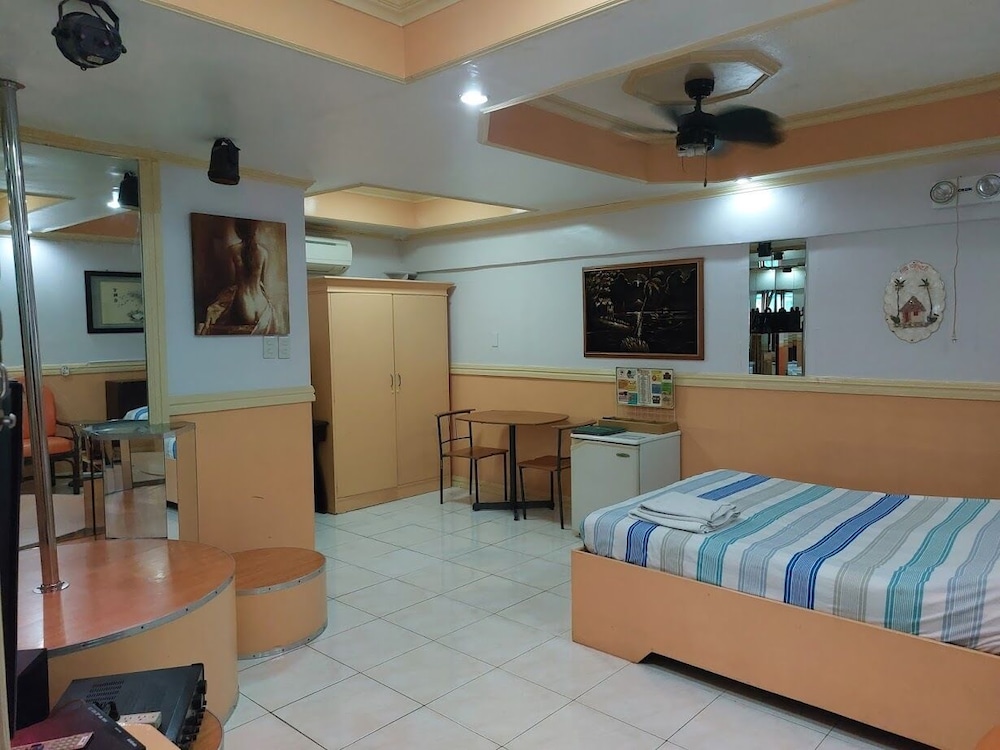 DELUXE, QUEEN BED, POOL SIDE