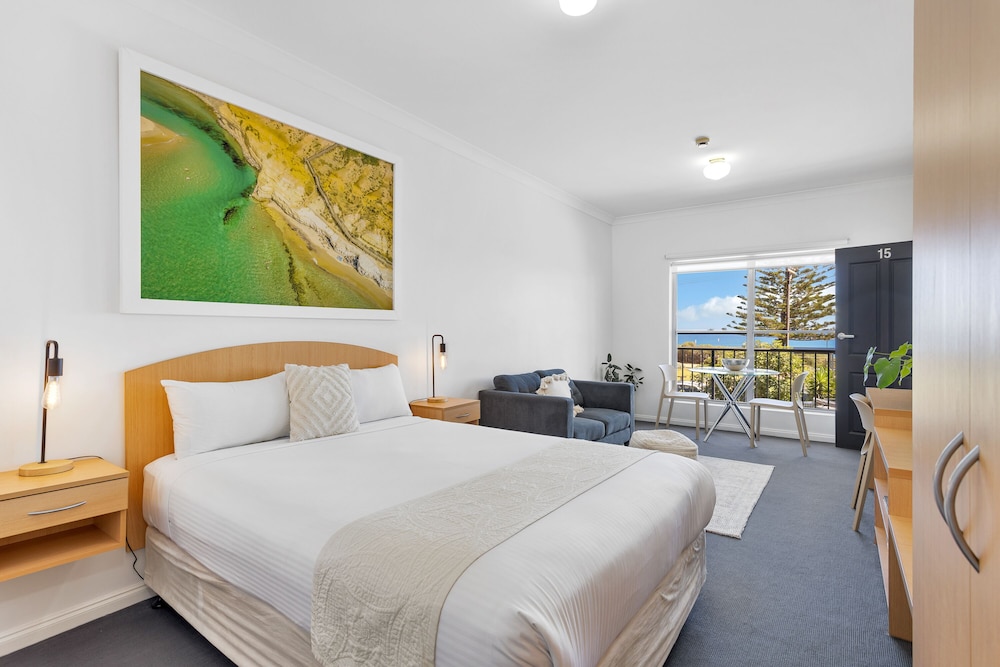 UPSTAIRS, STUDIO, QUEEN BED, OCEAN VIEW