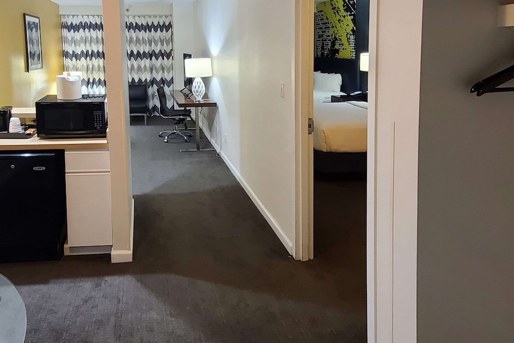 Comfort Inn & Suites Baltimore Inner Harbor 33/39