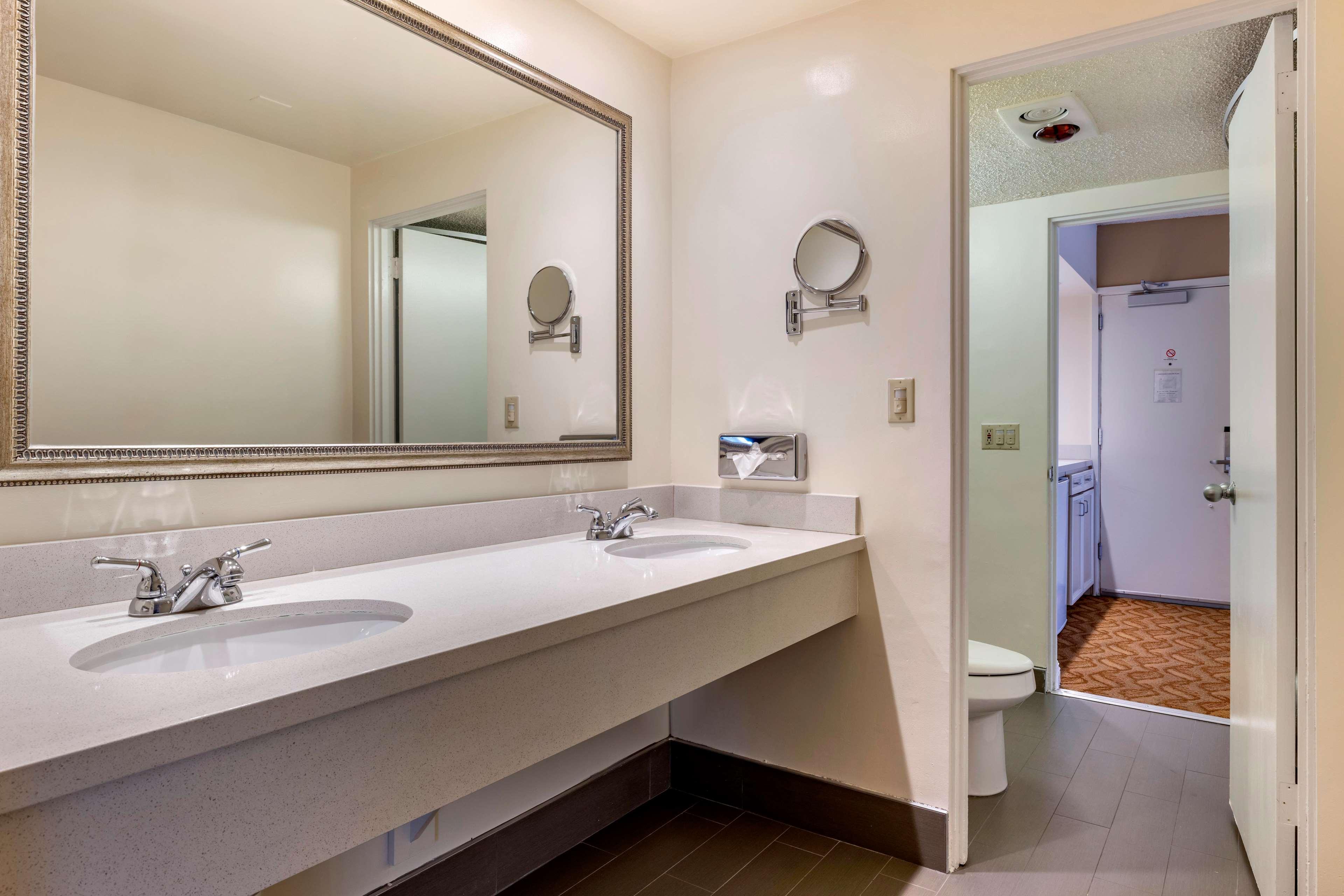 جناح بسرير كينج مع أريكة بمنطقة جلوس بجاكوزي، Best Western Plus Thousand Oaks Inn 3/3