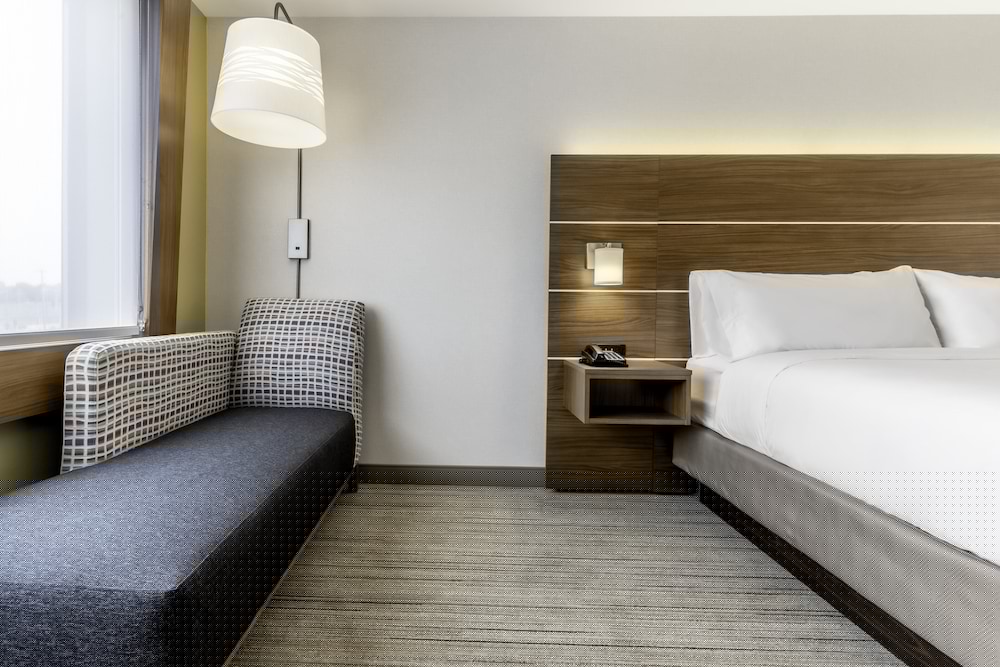 Holiday Inn Express & Suites Milwaukee - West Allis 13/61